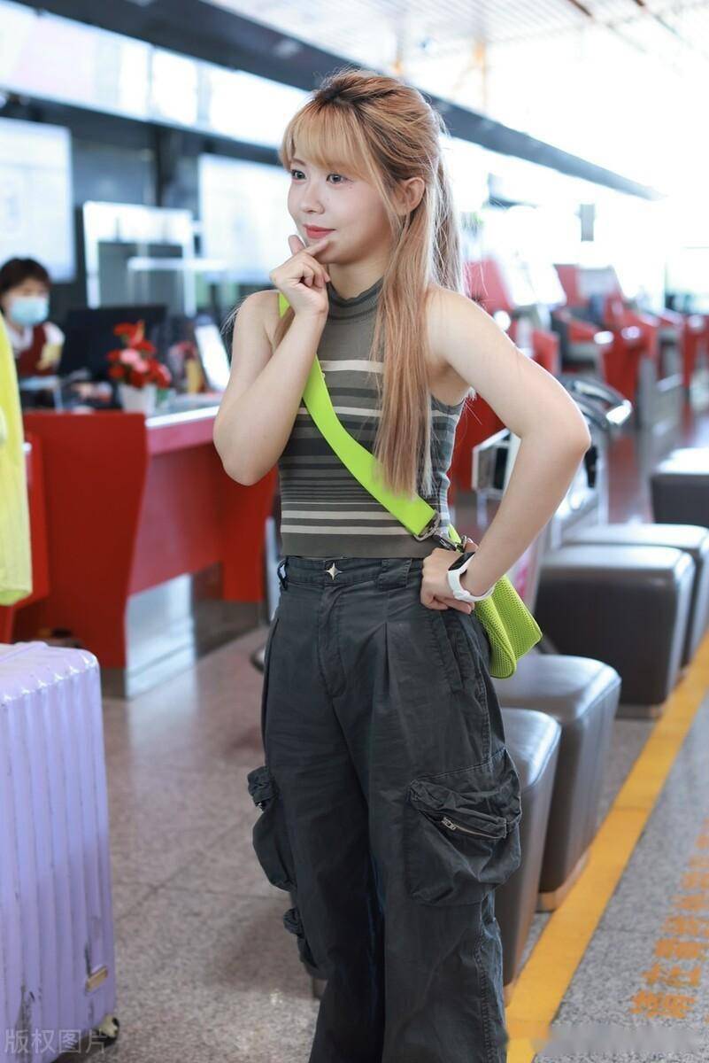 赖美云长发飘飘靓丽夺目,比心拍照亲和力满满_机场_北京