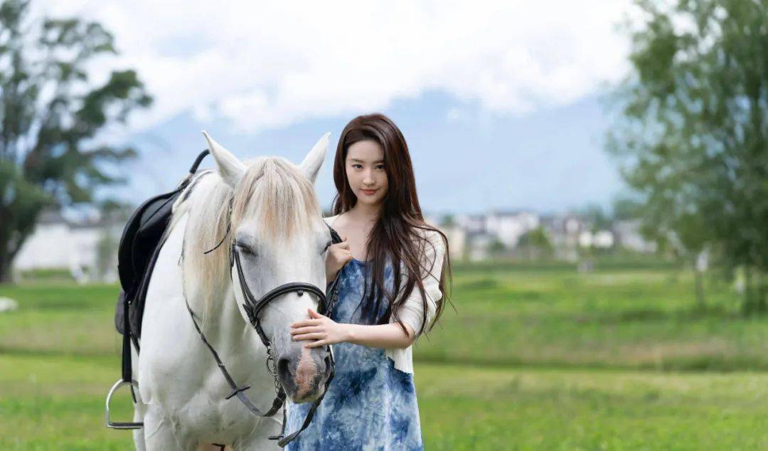 风吹过小馆大树下的风铃,阳光和绿影交织,都有一种剔透的美……采摘