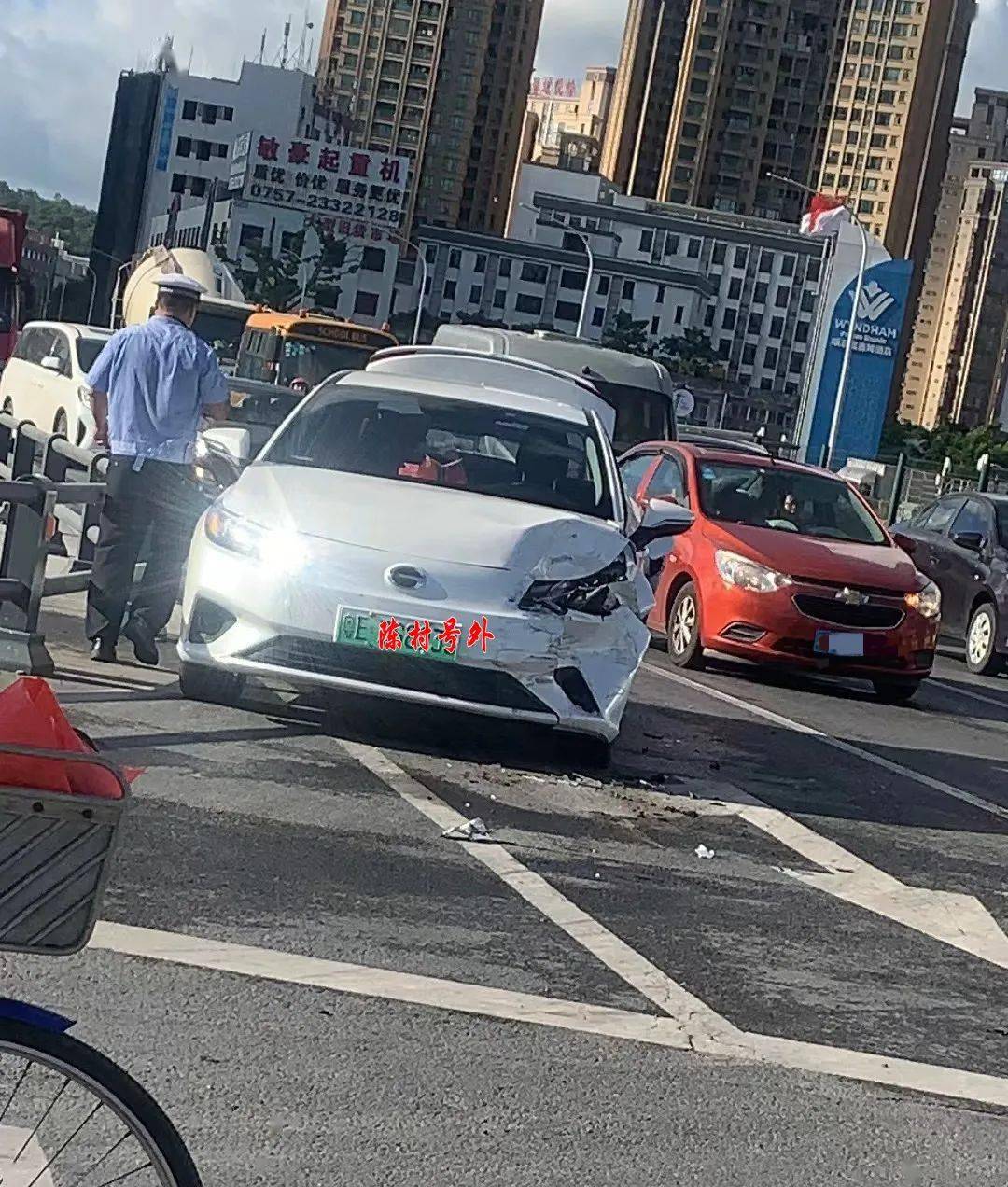 顺联路口离奇车祸!_碰撞_陈村_街坊