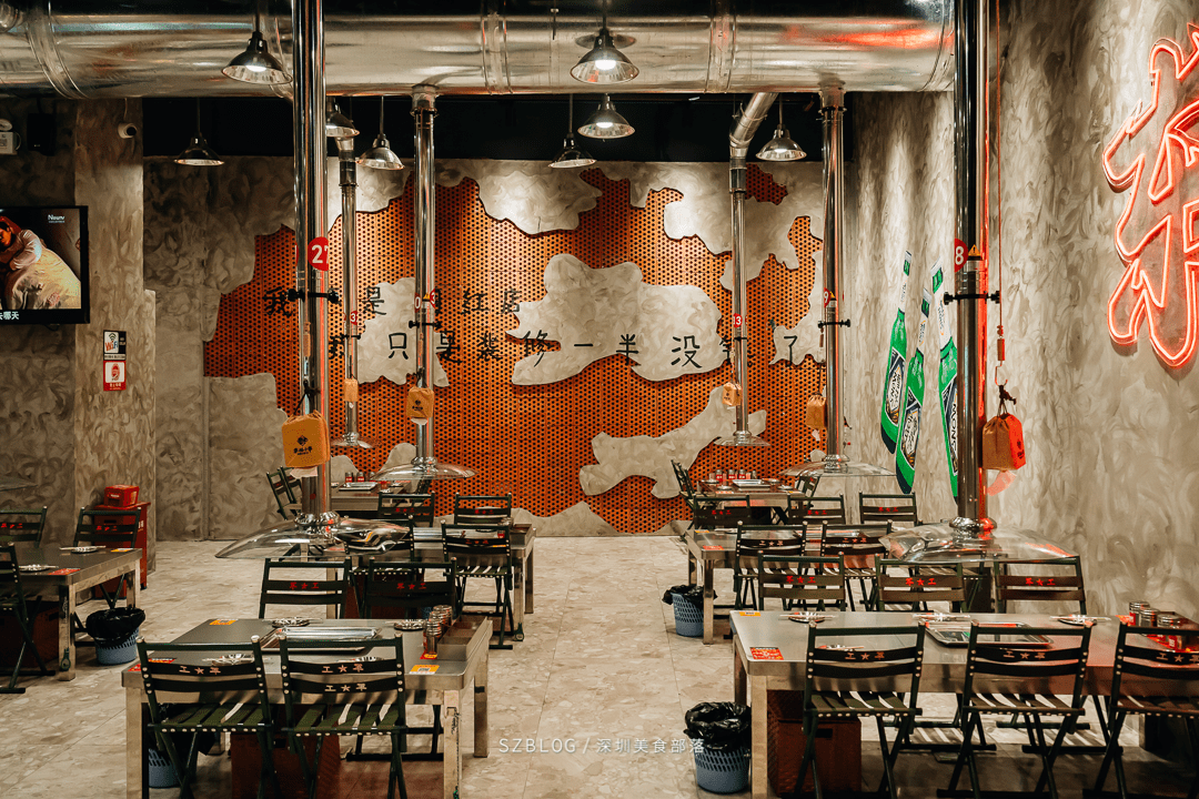 它凭借新鲜好味的烤串,自取自烤的体验感,复古的地摊风格的装修,成功