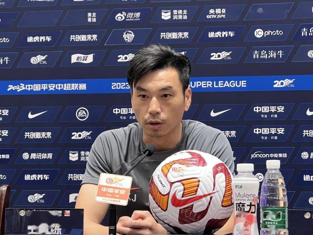 深圳队助理教练向君,球员姜至鹏出席并介绍了球队备战情况.