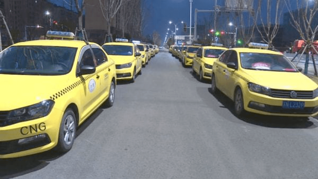 第一时间请缨成立疫情防控应急运输服务保障队,共计300台出租车,负责