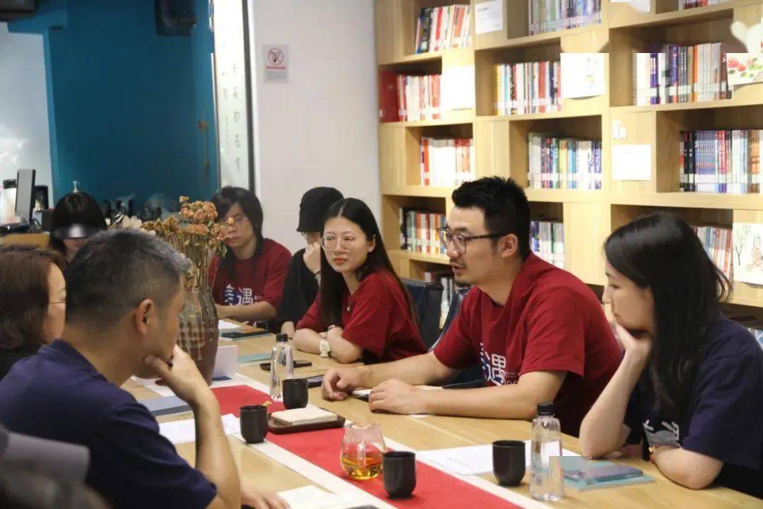 毛湘昳,雕塑公共艺术学院老师孙奇彧带领社会实践团队赴宁波鄞州区