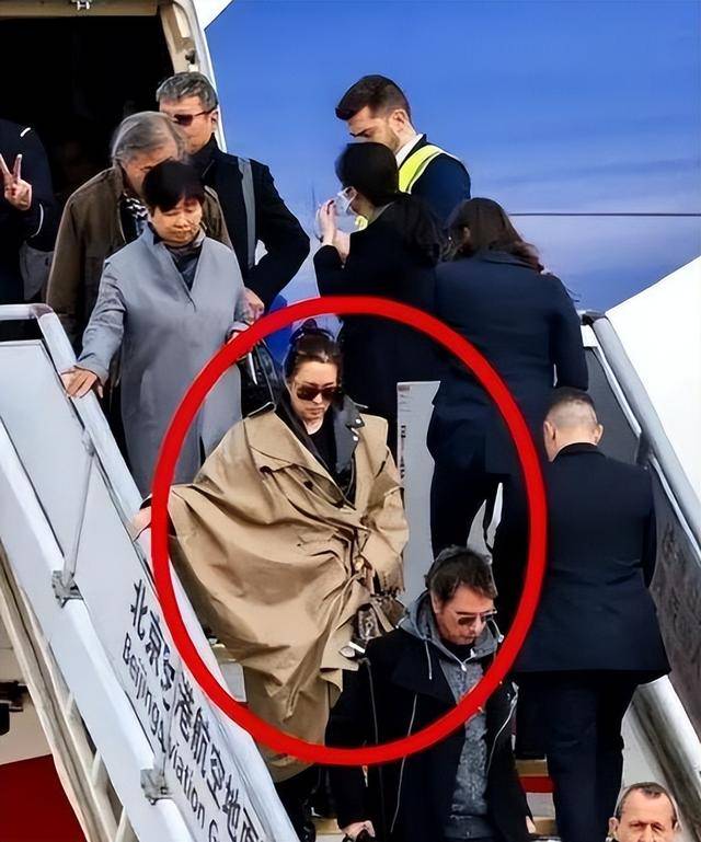 巩俐坐法国总统专机回国,老公似助理全程拎行李_张艺谋_时候_俩人