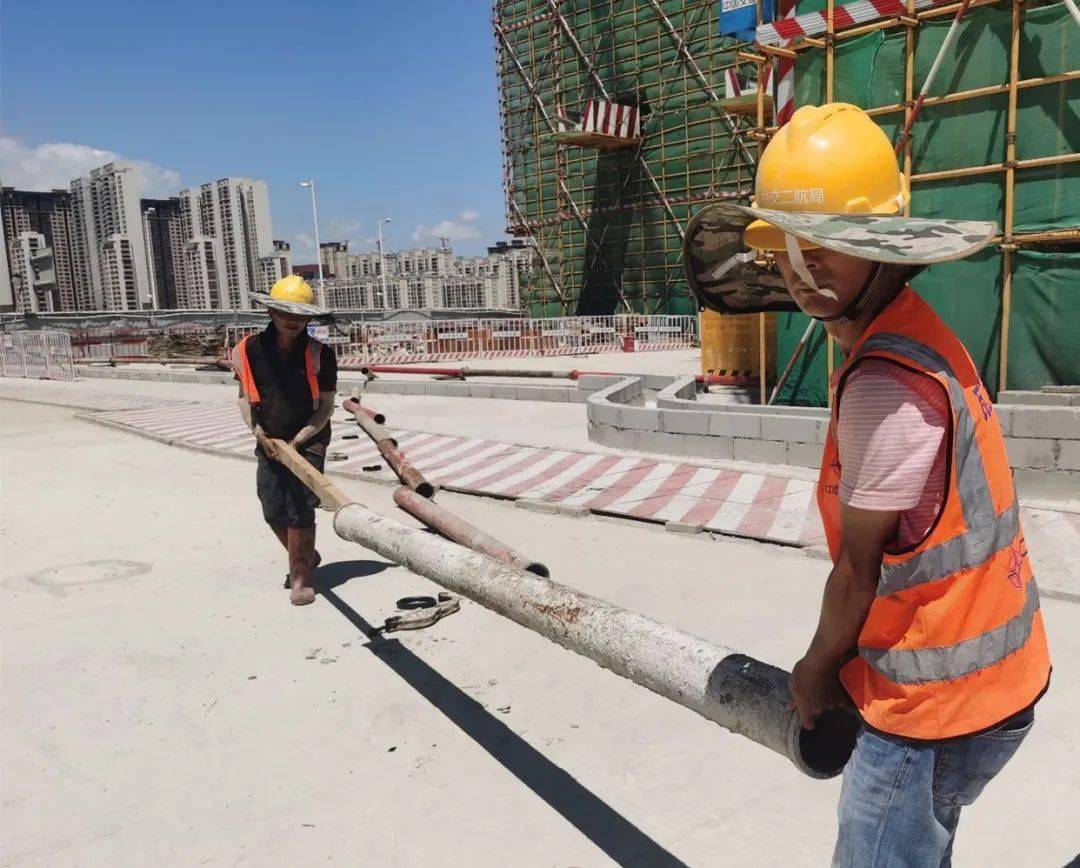 泵管陳師傅正在安裝在這樣的環境下太陽把地面曬得滾燙施工現場多喝涼