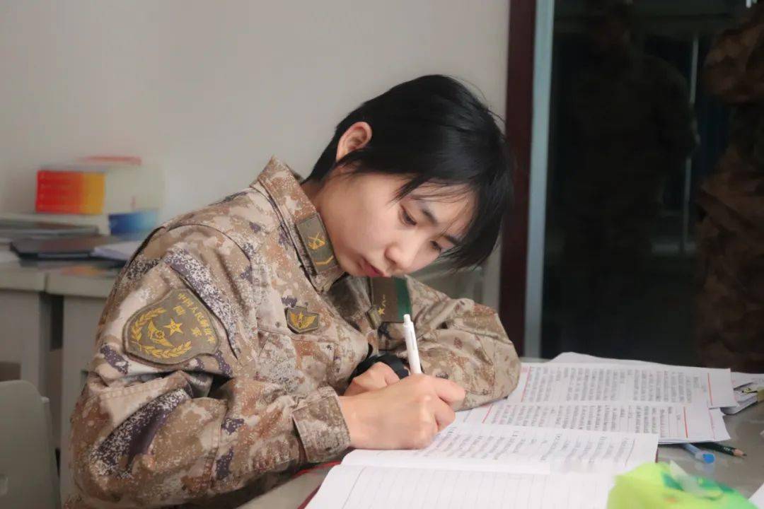 陆军女兵陆兵图片