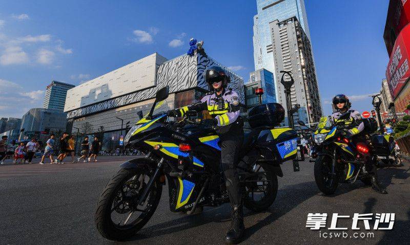 酷炫背后是汗水 长沙00后女特警铁骑队员三伏天巡逻护平安_摩托车