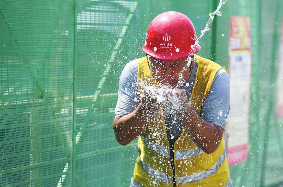 太原:烈日炎炎 "暑"你最美_高温_工人_汗水