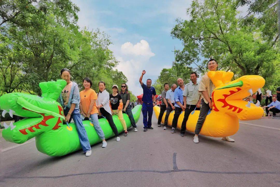 游客在宁远堡镇山湾村金龙湾农场休闲园打卡,尽享田园之乐.