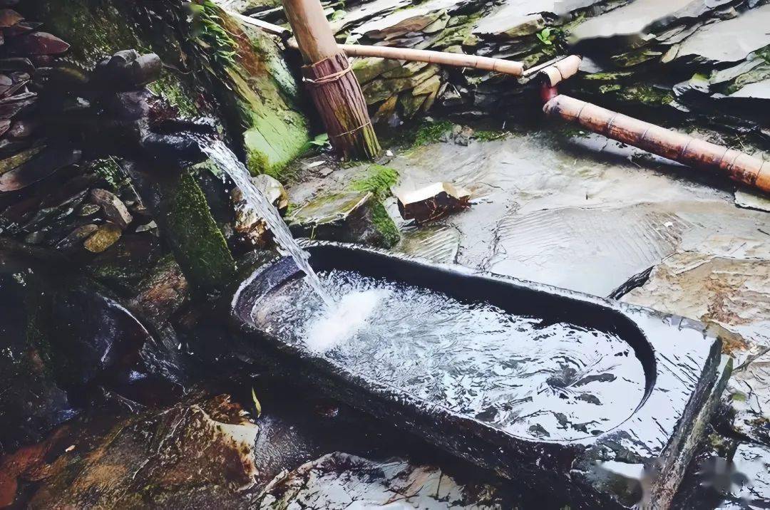 村寨中的風雨橋上有著名的石刻