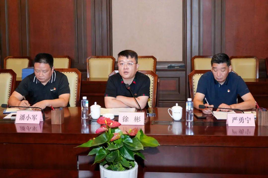 (下同)图说:市委第十巡回指导组组长李萍听取汇报并讲话,副组长倪学斌