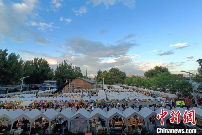 高温下的北京夜生活：游客流连至凌晨，有摊主日入上千