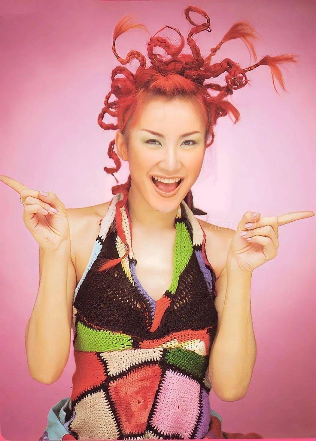 出道30年擅长劲歌热舞的coco凭借着天使面孔,独特的嗓音,阳光般的笑容