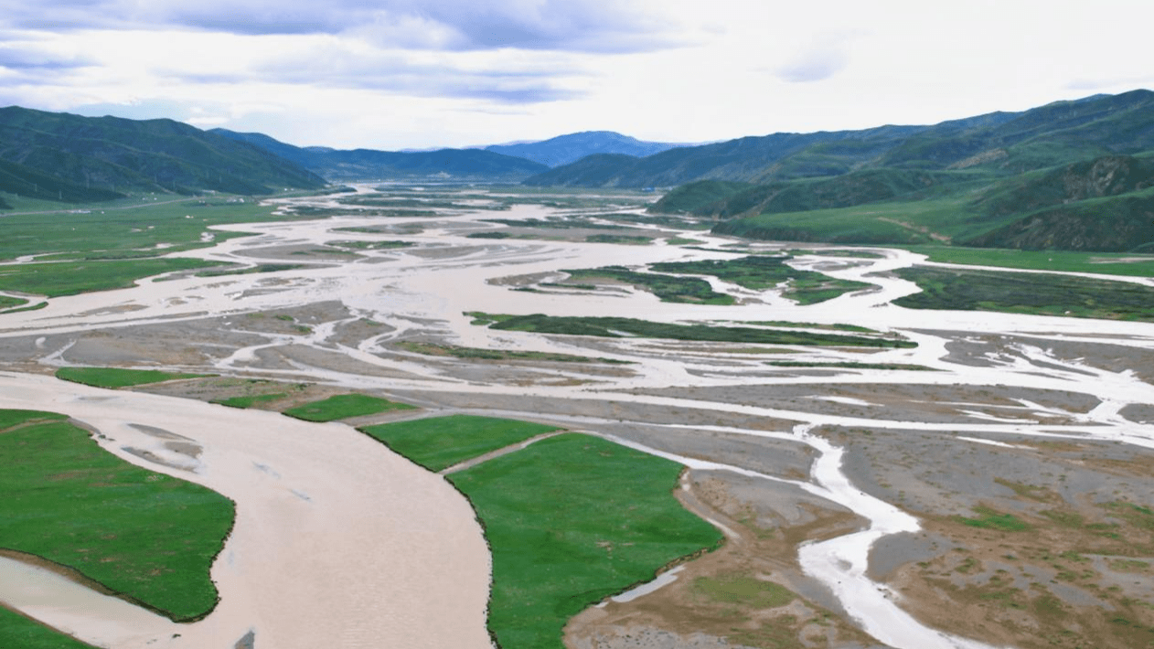 达日县黄河国家湿地公园(张文佑 摄)蓝天白云交相辉映下的达日县城