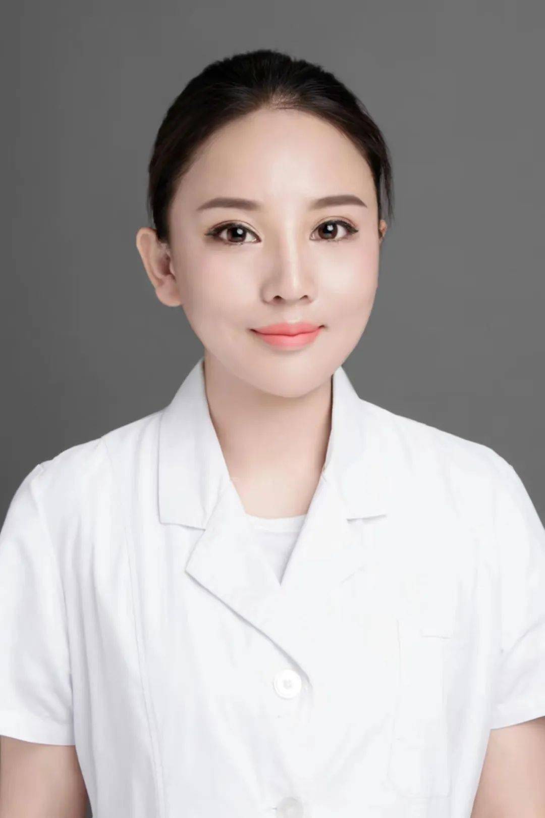 菏泽医生在上海街头"跪地救人"!获赞_张文静_老人_孩子