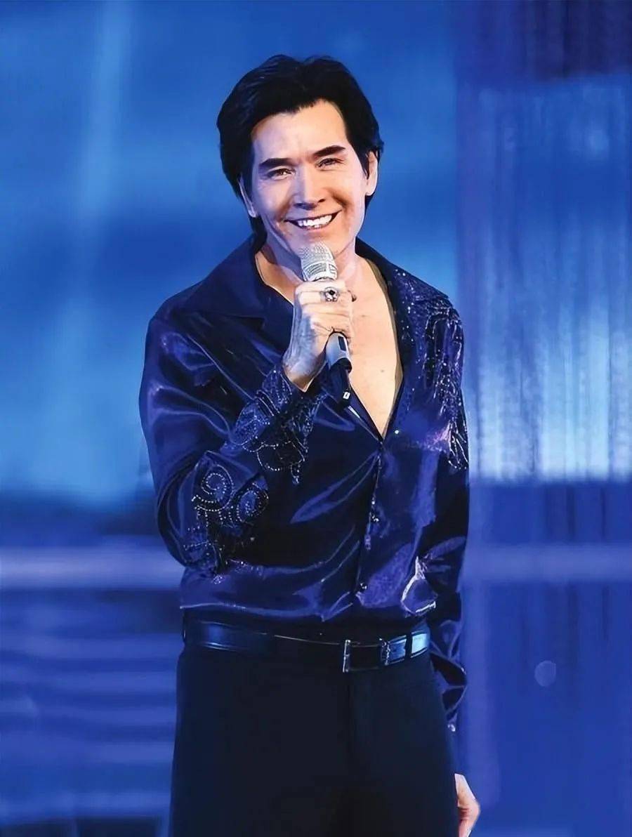 费翔如今依旧未婚, 不过他情史极为丰富,他年过花甲依旧魅力非