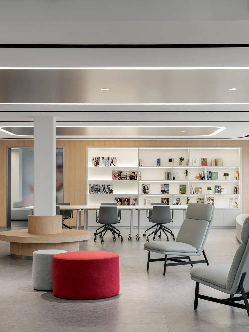 作为核心设置了多组灵活的洽谈家具:环形沙发 高吧台作为开放式洽谈区