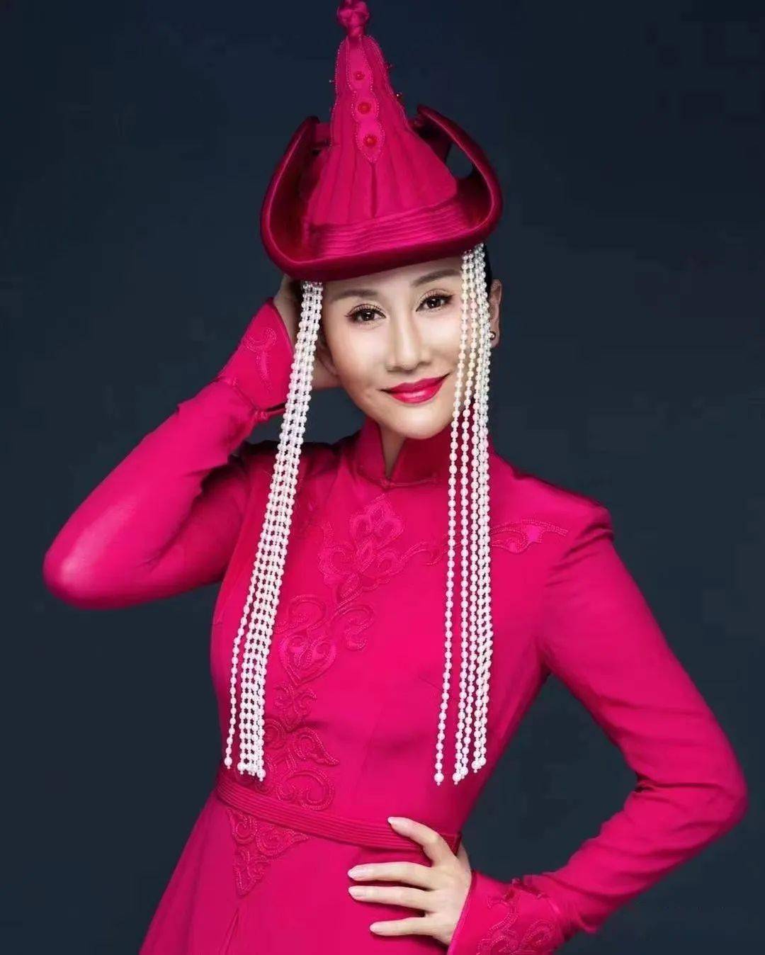 乌仁其木格:蒙古族长调歌手.