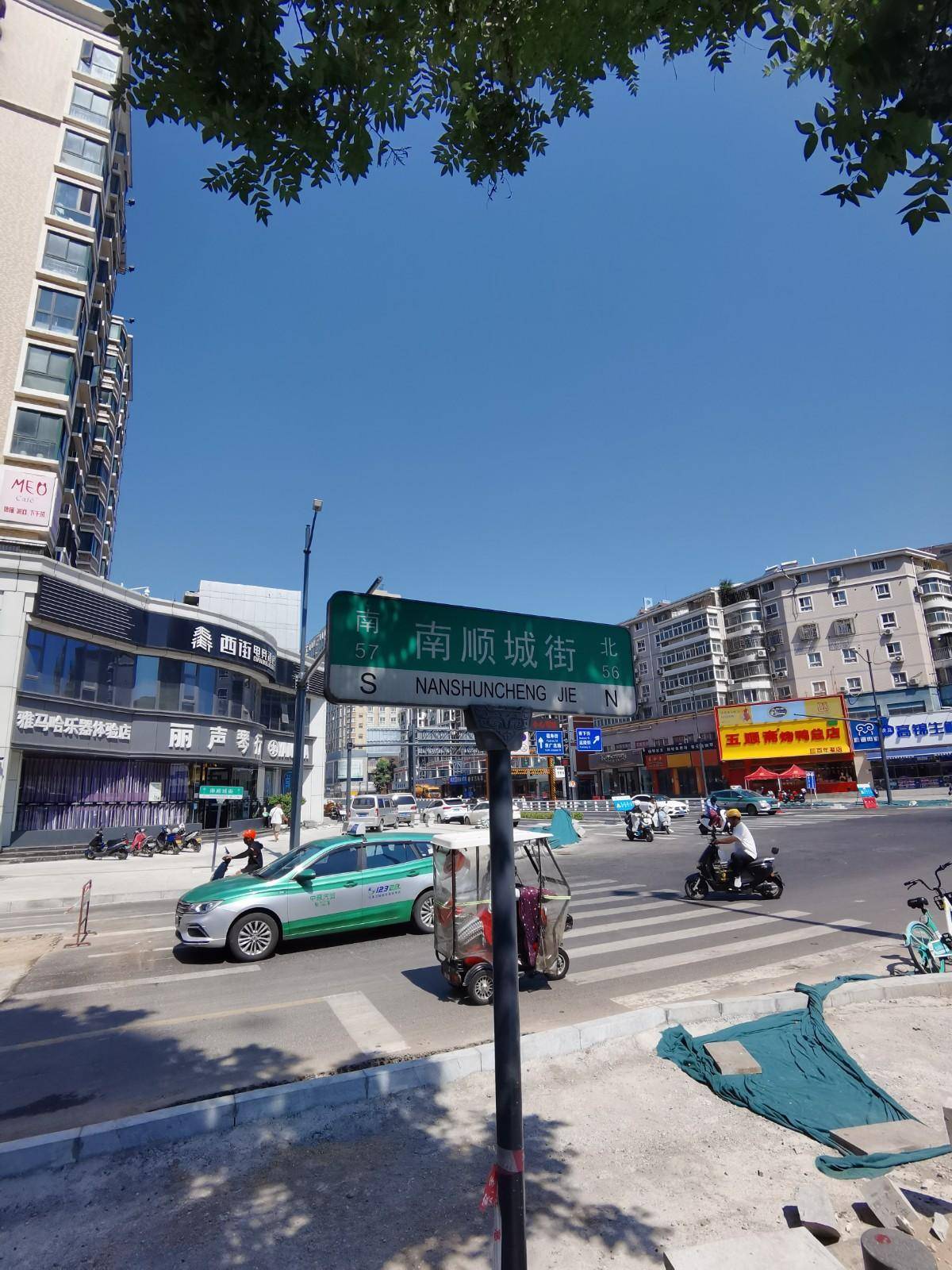 作为继当年5月开业的郑州亚细亚商场之后又一家在央视做广告的大型