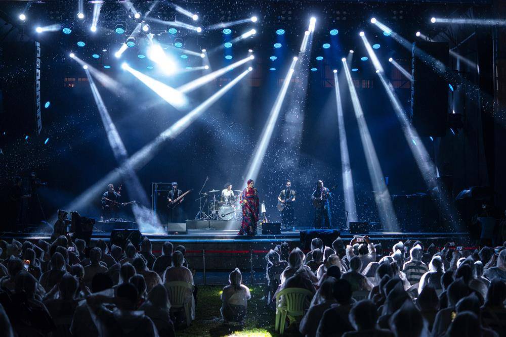 一场大雨中的露天音乐会_观众_演出_音乐节