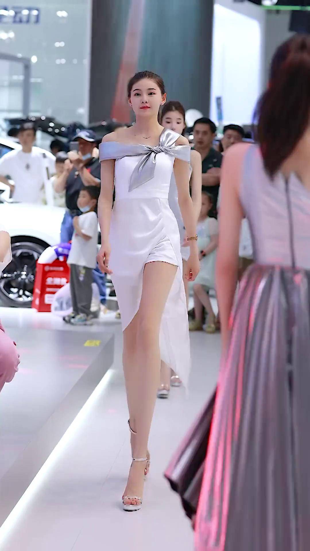 完美身材 气场全开 大长腿美女 肖雨婷大长腿模特美女 腿长一米八