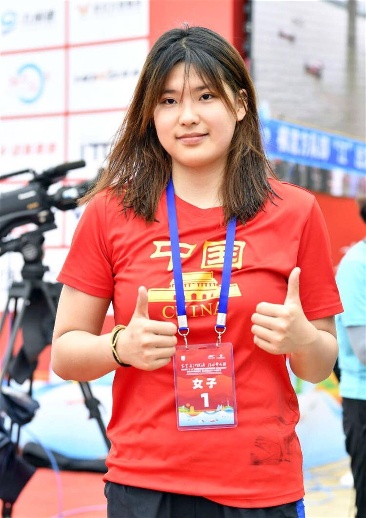 15岁美少女黄子琪夺得抢渡赛女子组冠军_渡江_教练_终点