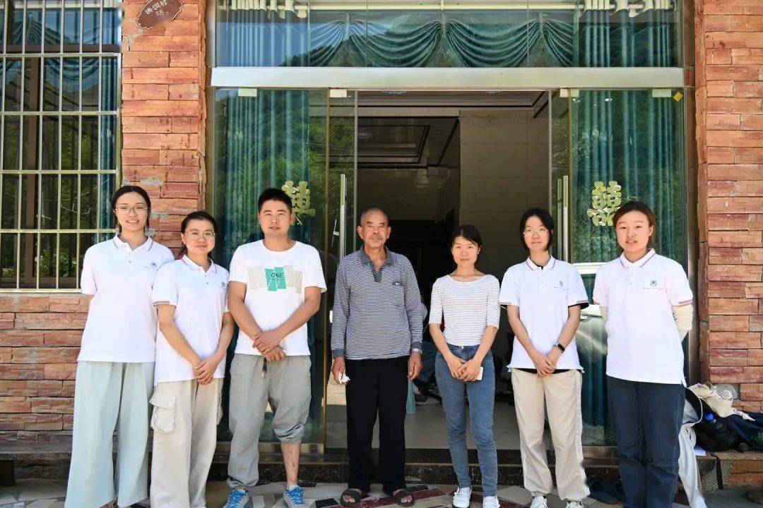 同学们分为两组,分别在汪晗玥同学和赵亚轩同学的带领下,抵达重庆市