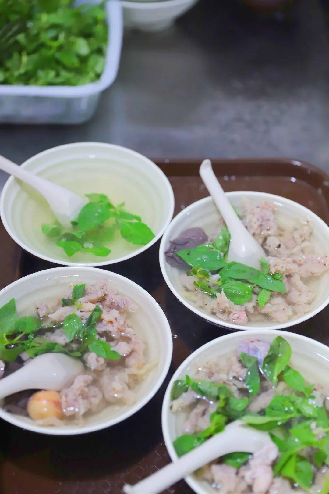 捞一勺粉鸡,再舀一勺鸡汤,清亮亮的鸡汤只飘着一