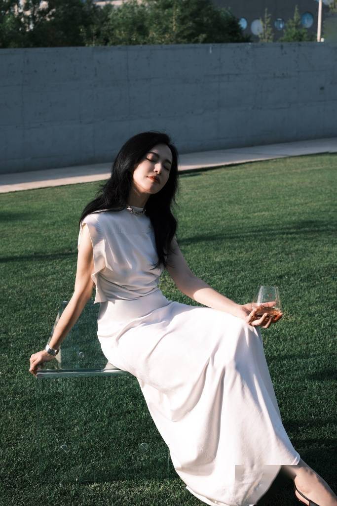 姚晨又拍封面大片!这组侧拍写真灵动文艺感爆棚_自带_气质_时刻