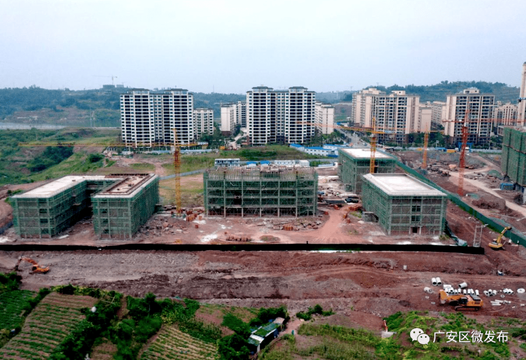 近日,在位于广安区官盛新区的官盛小学项目建设施工现场,记者看到