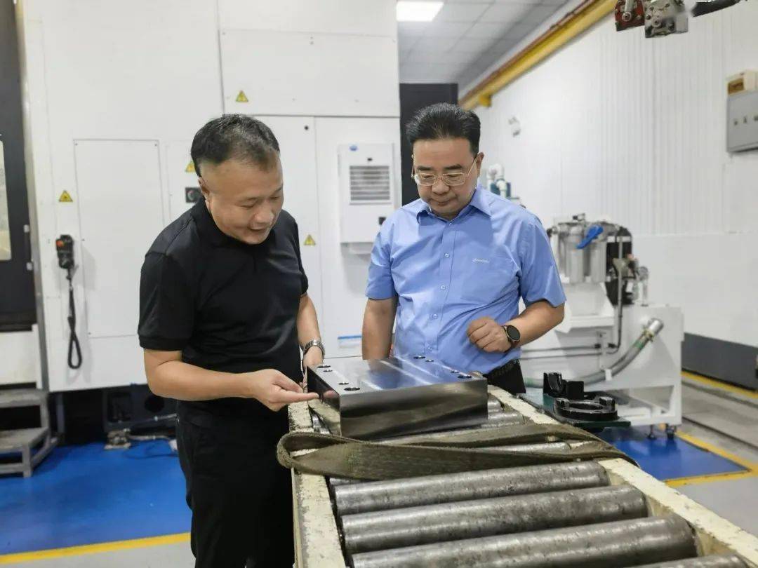 7月17日,在厦门恒耀金属有限公司,恒耀集团董事长吴荣彬与李世平一行