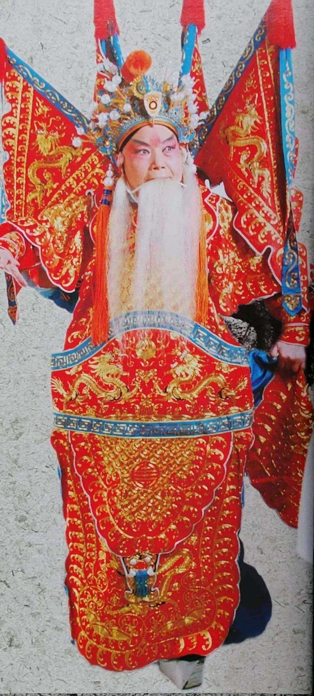 在钱老数十年的艺术生涯里,饰演过大小角色无数:除了《朱砂球》中的