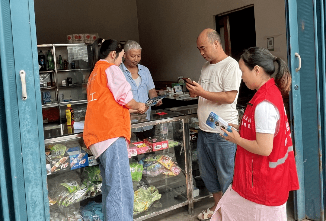 开展入户宣传活动,向村民讲解非法种植毒品原植物的危害性及违法性,并