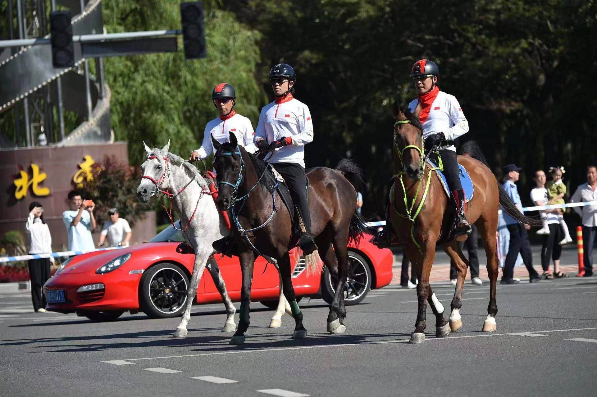 中国马术耐力赛国家队队员助力包头马术盛装城市巡游活动_马匹_发展