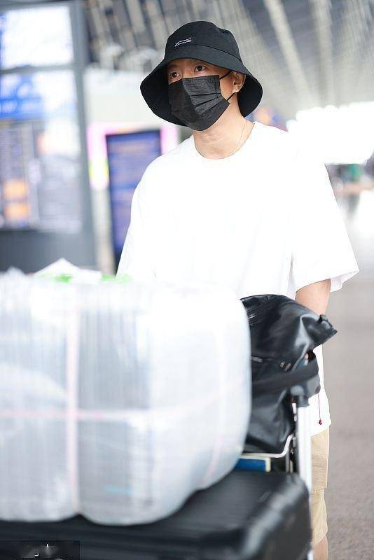 韩庚卢靖姗一同出行, 穿搭简约时尚,热情打招呼!_电影_中国香港_青春