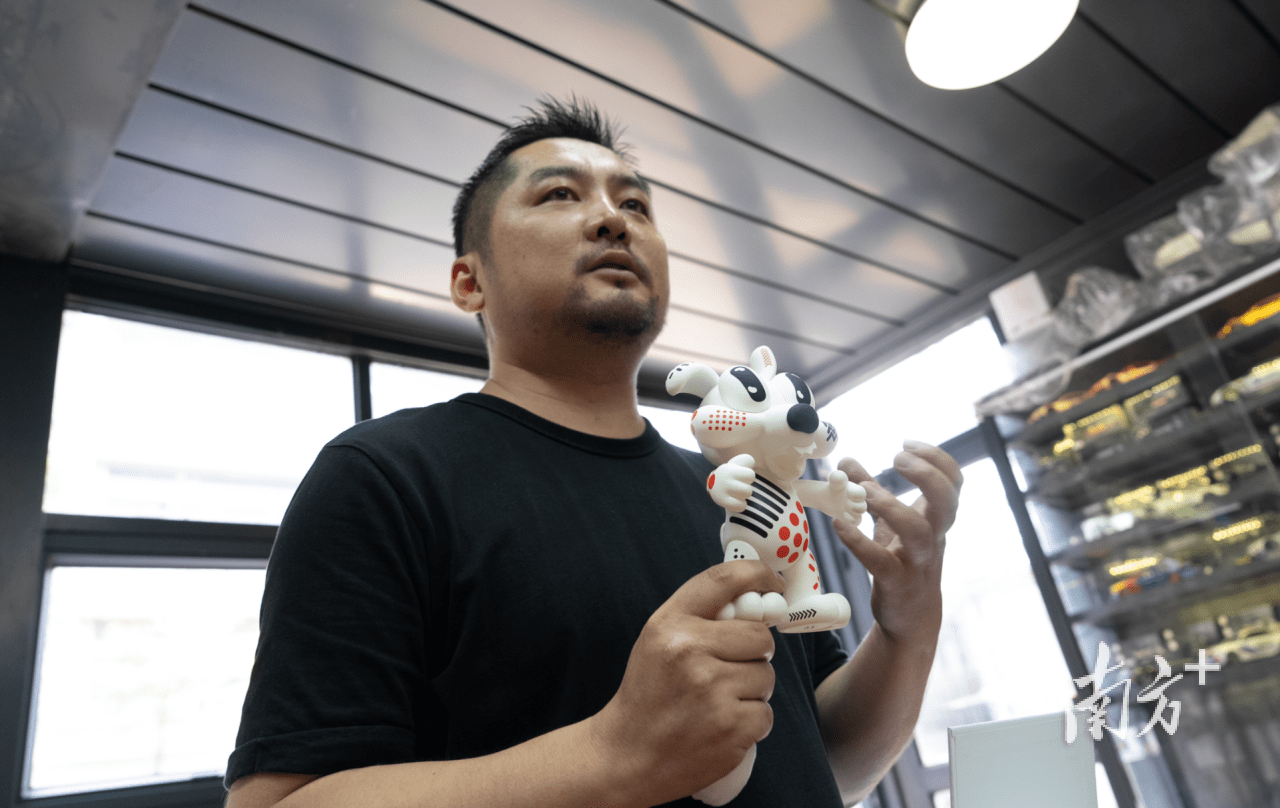 东莞市顺林模型董事长刘学深介绍该公司原创ip小狗hugy.