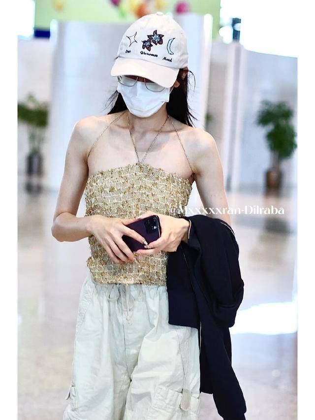 迪丽热巴今日机场,这件小背心好辣|||难得的辣妹打 扮_泰酷辣_线条