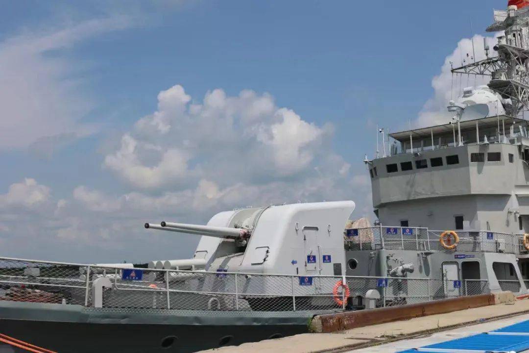 退役導彈護衛艦--丹東艦,現停泊在鴨綠江大街浪頭港2號碼頭.