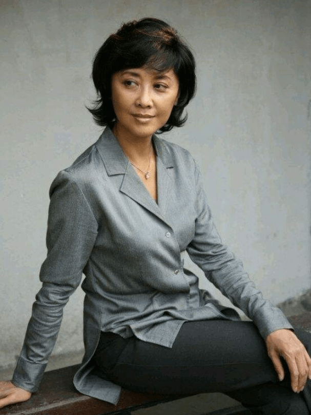 71岁朱琳亲身示范:衣素淡,头发烫卷,到老都没有"大妈感"_看点_效果