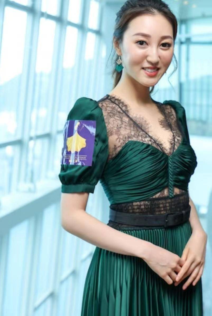 前港姐回应被指爱炫富,曾与年长40岁富商闪婚跻身上流社会_何艳娟