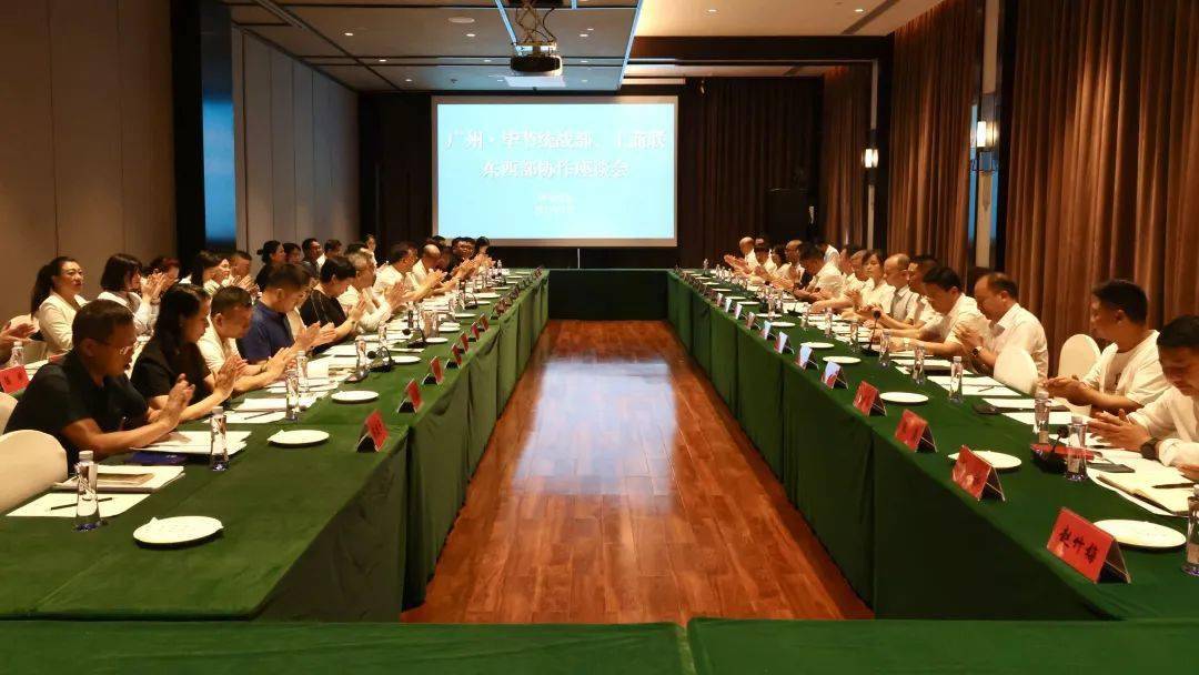市工商联党组书记魏国华带队,组织市民营企业家代表前往贵州省毕节市