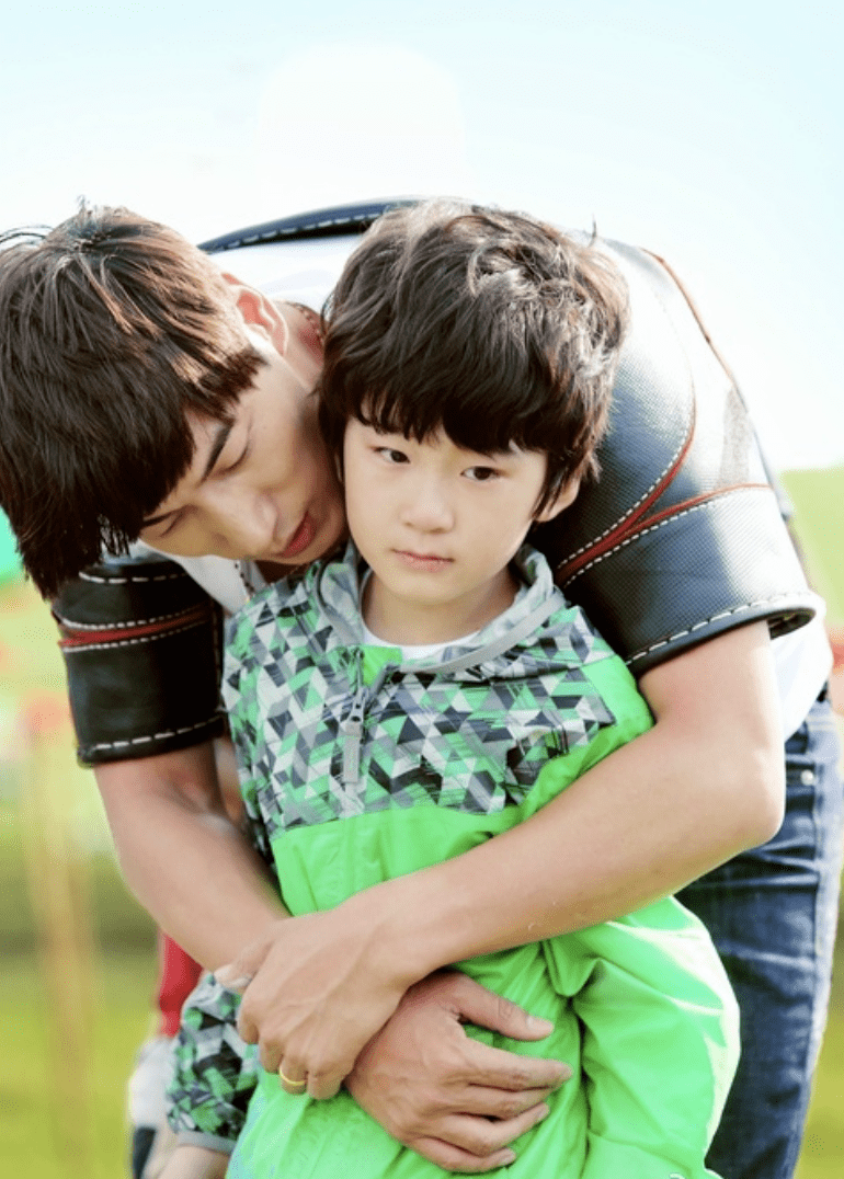 张亮携妻子寇静陪儿子逛街被偶遇,15岁天天帅气有型,身高近1米9_衣服