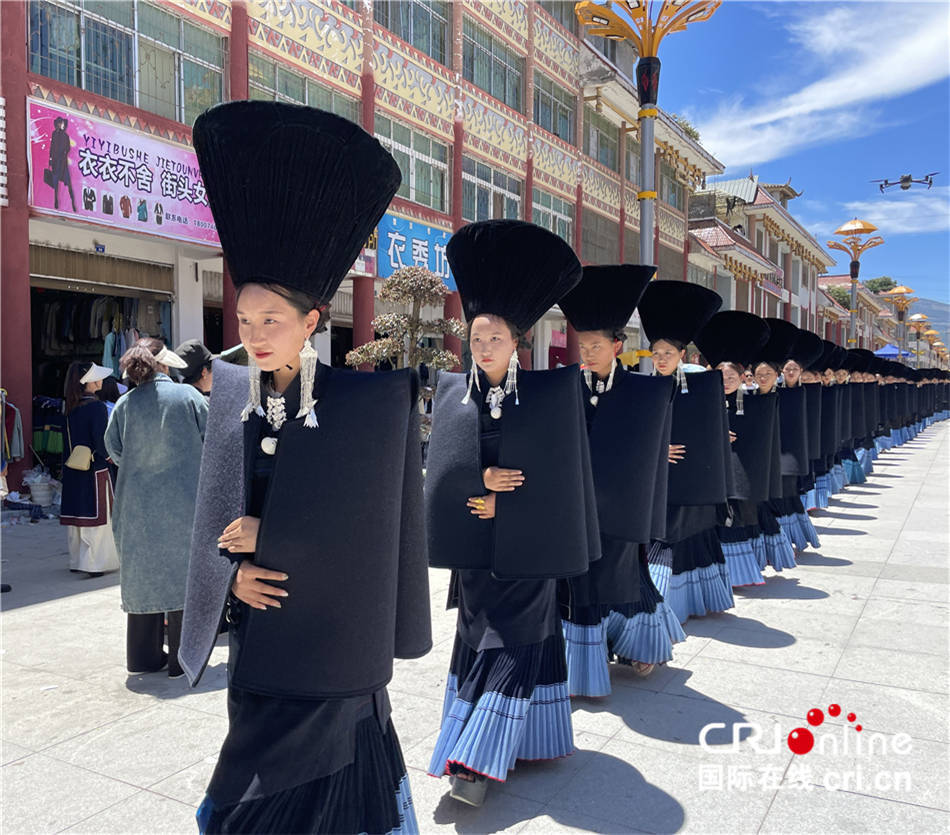 彝族服饰布拖图片