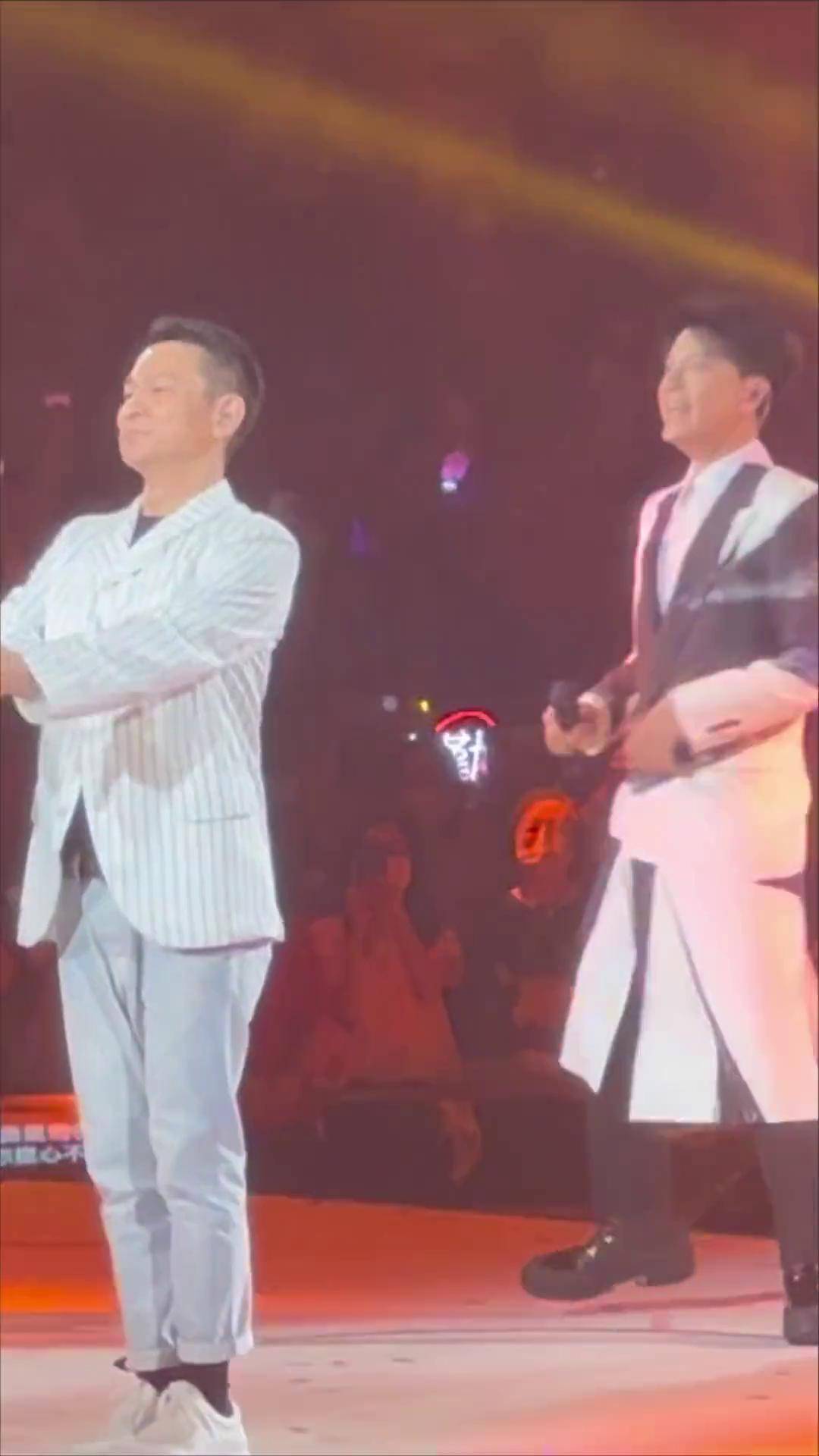 刘德华 作为嘉宾助阵李克勤演唱会,这是继三年前他嗓子发炎后首次献唱