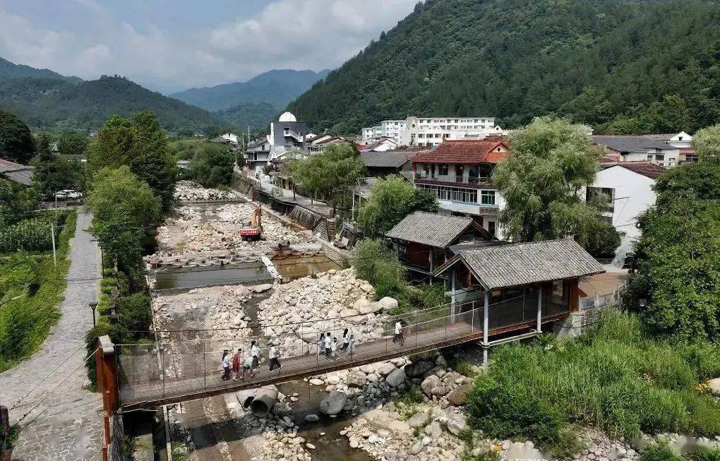 游客乘坐小火车在火烧店镇观赏田园风光.