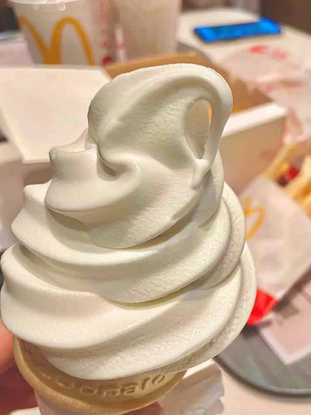麦当劳缤纷圆筒冰淇淋图片