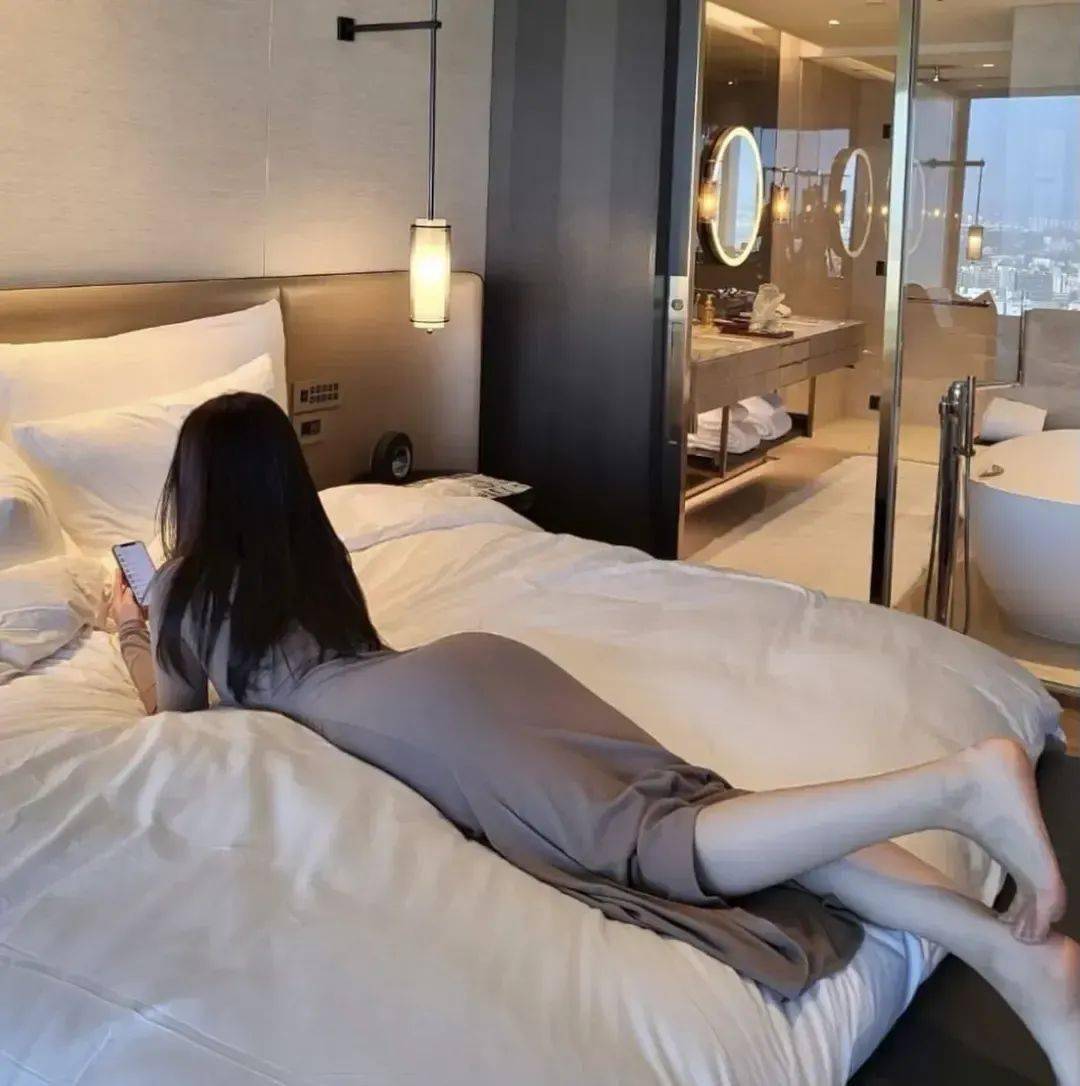 不露照样性感!这一跪真让人吃不消