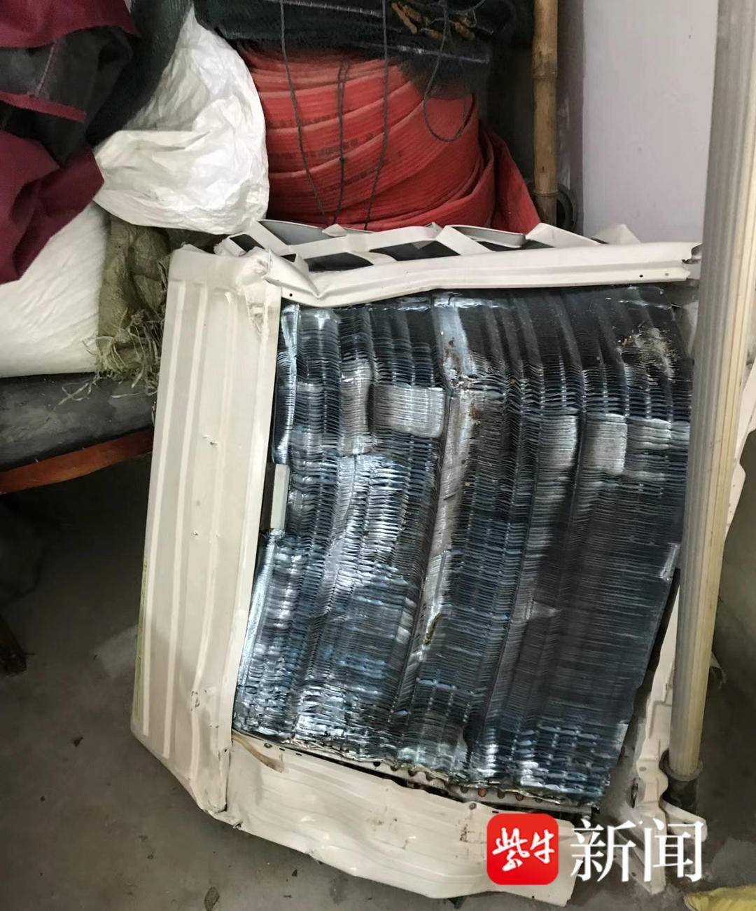 南京一小区住户空调外机从高层坠落,业主反映外机放置处存在安全隐患