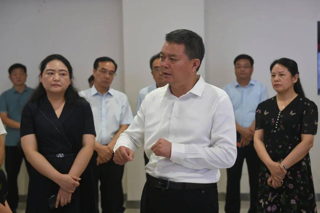 平报融媒记者孙鹏飞/文 牛智广/图在宝丰县闹店镇卫生院,李明俊走进