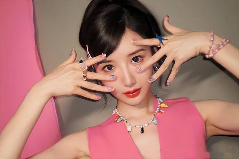 毛晓彤芭比粉穿搭掉落,blingbling的美甲梦幻俏皮